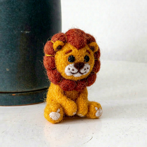 Juguete de León Sentado Adorable de Fieltro y Hilo para Niños, Llavero de Animal de Safari - Product Image 6