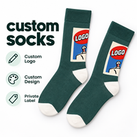 Chaussettes vertes mi-mollet personnalisées, bout et talon contrastants blancs, motif imprimé rouge et bleu, design sur mesure, marque privée disponible pour les entreprises