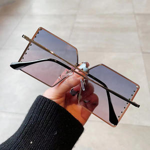 Lunettes de soleil Qianai pour femmes, monture carrée large, monture dorée, verres PC, protection UV400, type 3, style tendance et à la mode - Product Image 1