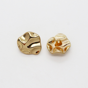 Vente en gros de boutons dorés personnalisés pour vêtements de créateurs <span class=keywords><strong>bouton</strong></span> à motif de plis irréguliers OEM accessoires vestimentaires style tige - Product Image 5