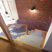 Marches d'escalier en bois de chêne naturel couleur naturelle pour clôture en verre