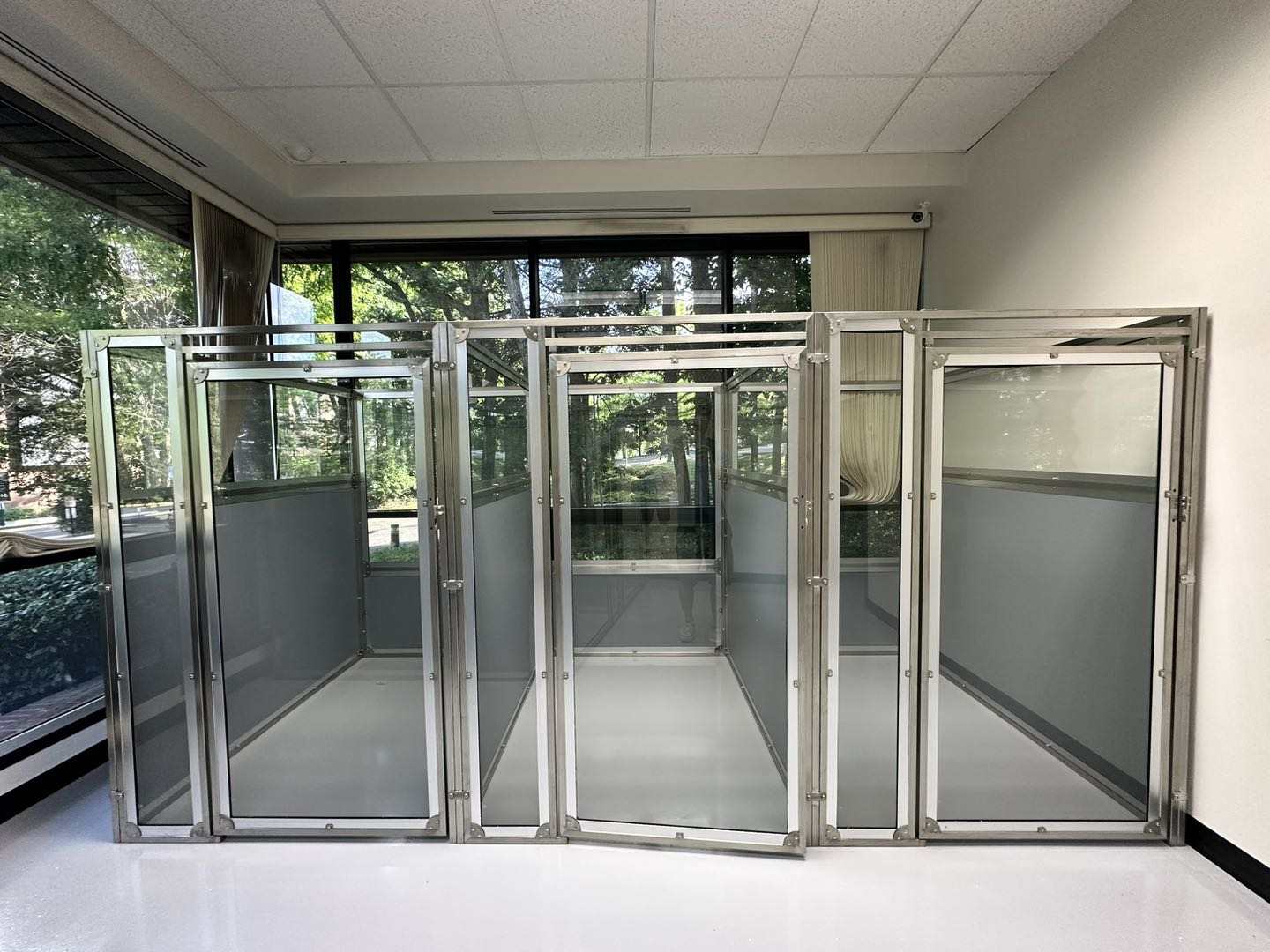 FRP Draining Kennel with Tempered Glass Door