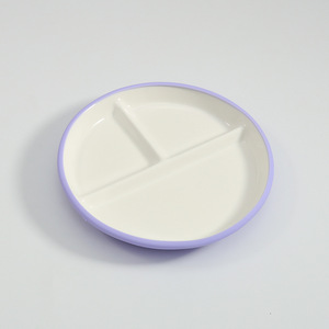 Platos blancos de porcelana para niños de 8,3 pulgadas divididos adecuados para microondas lavavajillas platos antideslizantes con mangas de silicona - Product Image 2