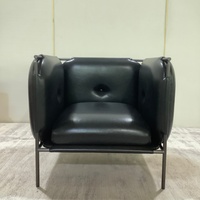 Fauteuil rembourré moderne entièrement personnalisé, fabrication directe d'usine, ODM, avec accents en cuir et bois massif, avec coussin, pour salon et hôtel