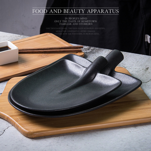 <span class=keywords><strong>Assiette</strong></span> à dîner en céramique noire mate en forme de bêche irrégulière de conception créative pièce maîtresse pour <span class=keywords><strong>le</strong></span> <span class=keywords><strong>restaurant</strong></span> - Product Image 4