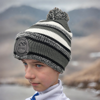 Gorros de punto a rayas de moda con puño y pompón, gorras deportivas para exteriores con logotipo personalizado al por mayor, gorras con bordado de parche para mujer