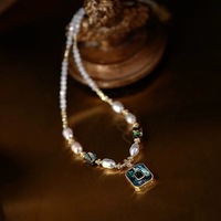 Collier Pendentif Perle d'Eau Douce et Nacre, Perles de Coquille d'Ormeau Naturel, Ras du Cou Populaire, Luxe Léger, Niche Haut de Gamme