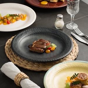 طبق مسطح أحمر على الطراز الياباني، طبق عشاء إبداعي للستيك، صحن سيراميك للفنادق والمطاعم، آمن للاستخدام في الميكروويف، طبق بتصميم عتيق - Product Image 1