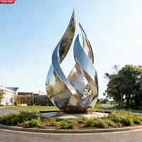YOUFINE Grande sculpture abstraite en acier inoxydable poli miroir, en forme de flamme triplement courbée, pour musée urbain