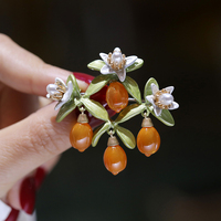 Broche Qianzuyin de haute qualité en alliage plaqué or vintage avec perle et fruit de kaki, idéale pour mariage, fête ou comme cadeau, bijou.
