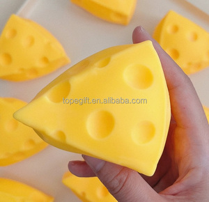 Neuartiges kugelförmiges Miniatur-Käse-Quetsch spielzeug Weich gummi Sensorisch Squishy Slow Rise Triangle Cheese Einzigartiges Plastiks pielzeug