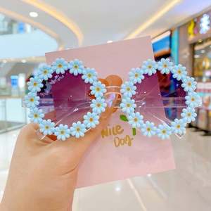 Lunettes de soleil rondes en acrylique à fleurs pour bébés filles et enfants – Vente en gros - Product Image 5