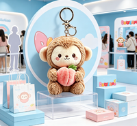 Porte-clés en peluche singe marron assis avec pêche, jouet animal en peluche, poupée singe avec breloque fruit rose