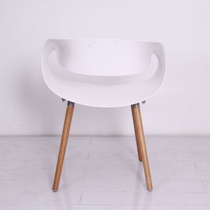 كرسي طعام بمسند ذراع أبيض نصف دائري الشكل مع ظهر ومقعد بلاستيكي وأرجل خشبية - Product Image 4