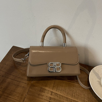Sac à main rétro doublé de fibres de polyester pour femmes. À la mode avec un la conception de Flip-top. Peut être porté Cross-body.9907