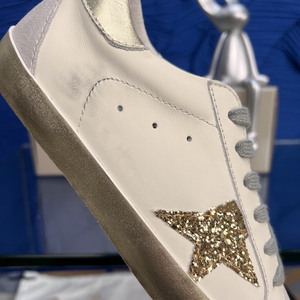 Zapatos Blancos con Estrellas Doradas de Lentejuelas y Detalles Plateados, Zapatos de Piel Vacuna de Alta Calidad con Aumento de Altura Invisible - Product Image 4