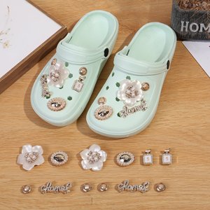 Commercio all'ingrosso Rhinestone scarpe Charms set lettera fiore bianco bottiglia di <span class=keywords><strong>profumo</strong></span> moda scarpe decorazioni Bling zoccoli Charms <span class=keywords><strong>per</strong></span> le donne - Product Image 4