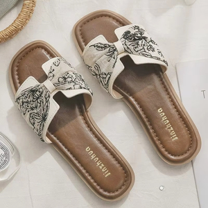 Sandales plates en cuir souple pour femmes avec doublure en maille, tongs d'été tendance pour l'extérieur, chaussures confortables pour la maison - Product Image 4
