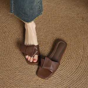Sandalias planas de cuero de nuevo estilo para verano con tacones bajos, flores plegables, pantuflas casuales de punta cuadrada para mujer, diseño de punta abierta - Product Image 5