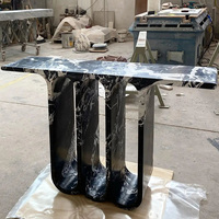 Console d'entrée en marbre Portoro de qualité supérieure, monolithique, avec découpe en arche, triple cadre en U encastré, pour villa haut de gamme