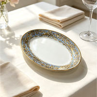 Assiette ovale élégante en céramique, dorée électrolytiquement, à large bord, motif baroque en relief, glaçure blanche, pour la décoration de table de mariage