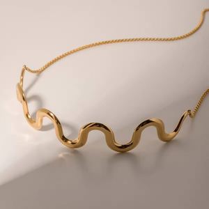 Collier ras du cou incurvé en acier inoxydable imperméable Collier ras du cou ajustable ondulé - Product Image 5