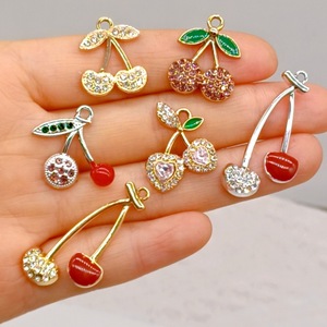 จี้ผลไม้ DIY อุปกรณ์ตกแต่งแบบแขวนเดี่ยว รูปทรงสามมิติ เชอร์รี่ สตรอว์เบอร์รี่ สีแดง หยดน้ำมัน โลหะผสม จี้ห้อยกระเป๋า - Product Image 1