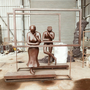 Escultura de Bronce Realista de Madre Mirando a su Hijo, Figura Decorativa con Temática de Hadas y Moda para el Hogar o el Jardín - Product Image 2
