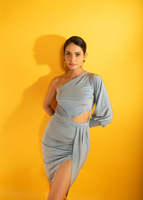 Robe asymétrique bleu glace drapée pour femme, décontractée, avec une silhouette élégante, en tissu léger et coupe confortable