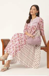 ชุดคุर्ตาผ้าฝ้ายพิมพ์ลายดอกไม้สำหรับผู้หญิง พร้อมกางเกง แขนสั้น คอวี เหมาะสำหรับงานปาร์ตี้และสวมใส่ลำลอง - Product Image 2