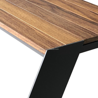 Ensemble de table à manger d'extérieur en bois moderne en plastique résistant aux intempéries avec cadre en acier forgé de couleur personnalisable pour l'hôtel et le jardin
