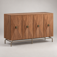 Buffet à quatre portes WYRAX en bois grainé avec poignées carrées en laiton et base métallique surélevée pour le rangement dans les salles à manger d'hôtel