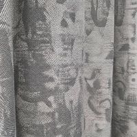 Conception personnalisée de rideaux avec des dimensions spécifiques. Rideaux occultants et ignifuges jacquard modernes. Le fournisseur fournit