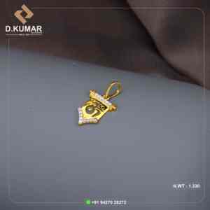 Elegante colgante de oro de 22 quilates con detalle de corte de diamante Accesorio elegante para mujeres y niñas Perfecto para regalar y usar festivamente - Product Image 1