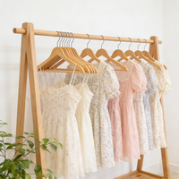 Logo personnalisé vente en gros personnaliser vêtements manteau costume cintres en tissu support crochet blanc cintre en bois