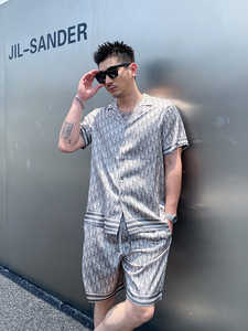 Set Due Pezzi <span class=keywords><strong>Uomo</strong></span> 2024: <span class=keywords><strong>Camicia</strong></span> e Pantaloncini in <span class=keywords><strong>Raso</strong></span> di Seta con Stampa Lettering Blu, Design Originale all'Ingrosso - Product Image 5