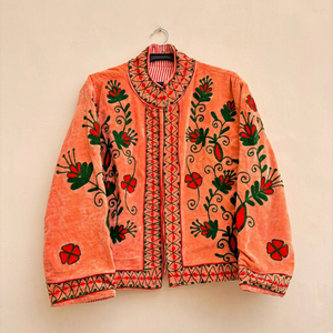 Chaqueta de Invierno de Terciopelo Color Durazno Hecha a Mano para Mujer, Abrigo Tradicional Rajastaní con Bordado Floral a Mano - Product Image 1