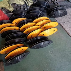 Reductor de velocidad de caucho natural + negro de carbón 150x350x50mm resistente a la compresión 15-25 mph para carreteras rurales e instalación fija - Product Image 1