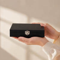 Boîte de rangement pour bijoux avec fermoir métallique, emplacements pour bagues, supports pour boucles d'oreilles et poche sur le couvercle