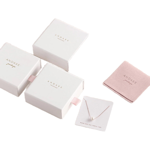 Cajas de Embalaje para Joyería Impresas Personalizadas, Cajas de Cartón Blanco con Cajón, Logotipo en Lámina Dorada, Cinta Rosa, Diseño Arquitectónico - Product Image 1