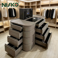 Kit de quincaillerie Nisko pour armoire à bijoux, coffre-fort îlot, armoire avec charnière à fermeture douce, éclairage LED et accessoires pour porte vitrée