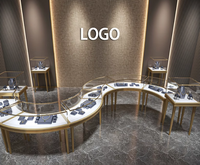 Vitrine d'exposition de bijoux LED incurvée de luxe sur mesure avec cadre en bois et métal pour centre commercial haut de gamme et magasin de bijoux