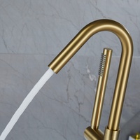 Robinet de baignoire autoportant en laiton doré brossé, à montage sur pont, avec bec cascade ovale à barre transversale, eau chaude et froide, fin et élégant