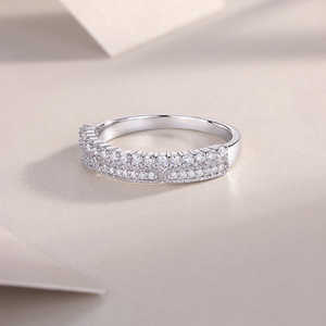 แหวนหมั้นเพชรโมอิสซาไนต์ทรงกลมสองแถวเงินแท้ 925 ประดับเพชรแบบหนามเตย ได้รับการรับรองจาก GRA สำหรับผู้หญิง - Product Image 4