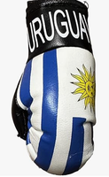 En gros, souvenirs du drapeau ouguandais, ensembles de supporters de football, épingles, bracelets, écharpes, drapeaux de l'Uruguay pour la Journée nationale