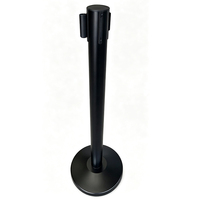 Barrière de contrôle de foule rétractable noire mate avec base ronde pour gestion des files d'attente hôtels, mariages, aéroports