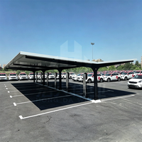 Structure de stationnement extérieure en acier assemblée, avec cadre métallique, auvent pare-soleil, galvanisée sur mesure