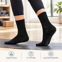 Chaussettes de yoga Studio Grip Flexibles à côtes noires, avec talon antidérapant, couverture directionnelle, construction à bout plat et maille respirante