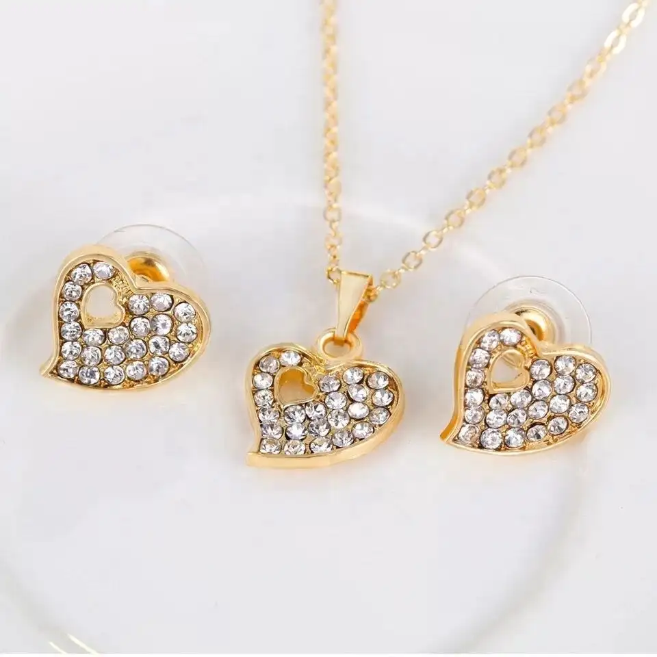 Set Perhiasan Dubai Wanita Pengantin Aksesori Kalung Kalung Anting-Anting Gelang Hati Kristal Berlapis Emas