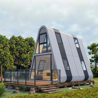 Cabine en forme de capsule spatiale à deux niveaux, structure en A, pod modulaire pour éco-resort, glamping et hébergement dans les zones panoramiques